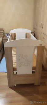 Detská postieľka značky New Baby po jednom dieťati v ktorej