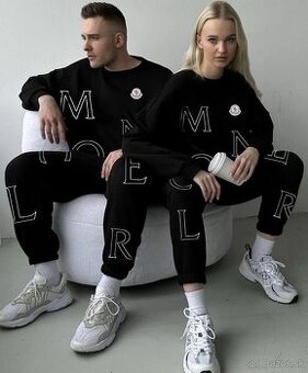 Čierne súpravy Moncler muž a žena