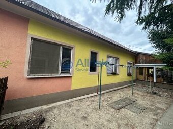 Starší tehlový dom vo výbornom stave s garážou a terasou vo