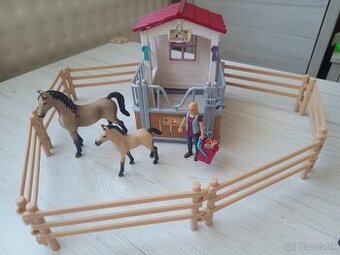 Schleich 42369 Stajňa s koňmi a osetrovatelkou
