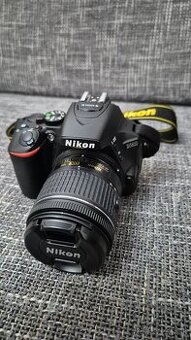 Nikon D5600 s objektívom