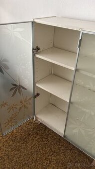 Predám kniznicu IKEA BILLY s pieskovanými sklom s kvetmi
