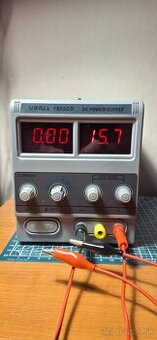Laboratorny napajci zdroj