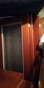 Predám obývaciu stenu, bytové dvere + stolík. - 1