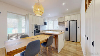 NA PREDAJ Moderný 4-izbový rodinný dom v tichej lokalite.