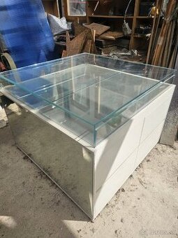 Vitrína sklenená s úložným priestorom