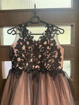 Krásne dievčenské slávnostné saty