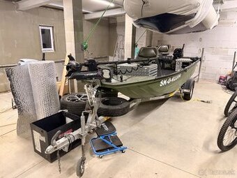 Rybarsky cln FisherMax s 20 konovym motorom