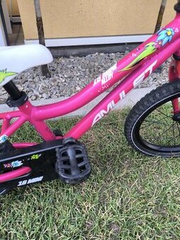 Pekný hliníkový ľahký bicykel s pomocnými kolieskami