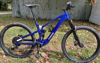 Celoodpružený karbónový ebajk Trek Fuel EXe 9.5