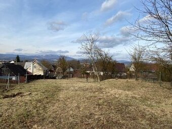 Jedinečný pozemok priamo v centre obce Košeca 1697 m2