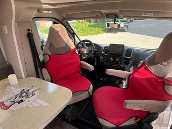 5-miestny Karavan CARADO T447 Pro+ Automat Navi Klima Nosic