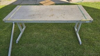 Výškovo nastaviteľný ESD pracovný stôl s rampou