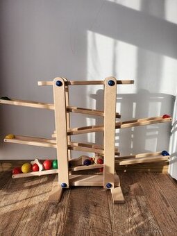 Drevená guľôčková dráha