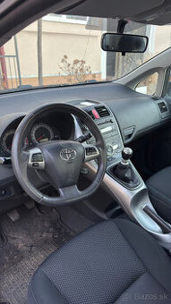 Predávam auto Toyota Auris 1.6, 97kW, rok 2013 s vadou