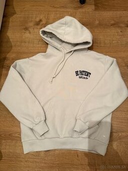 Bledosivá mikina s nápisom na chrbte