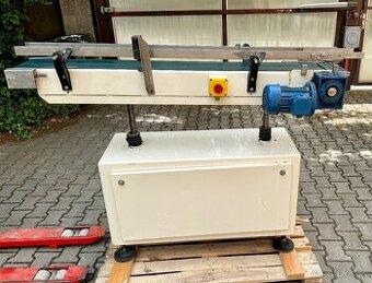 Pásový dopravník s počítadlom a nastaviteľným sklonom