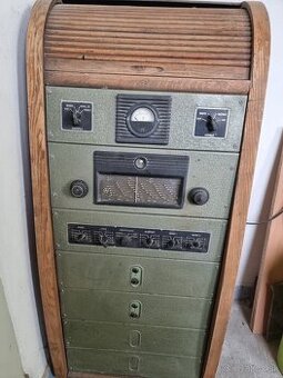 Rozhlasova ústredňa. Retro stanica Tesla Du 302