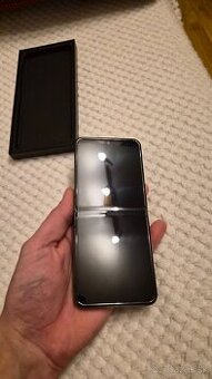 Samsung Galaxy Z Flip5 8 GB/512 GB grafitová