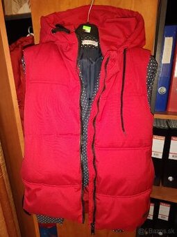 Krásna zimná vesta červenej farby veľkosť S, akcia 5€