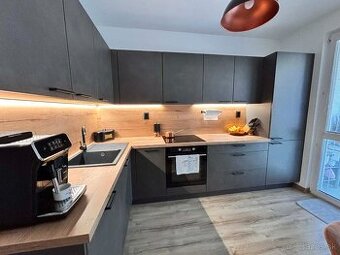 EXKLUZÍVNE predáme krásny veľký 3 izb byt komplet rekonštruk