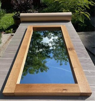 Zrkadlo s masívnym dubovym rámom