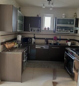 Decodom hnedá kuchyňa