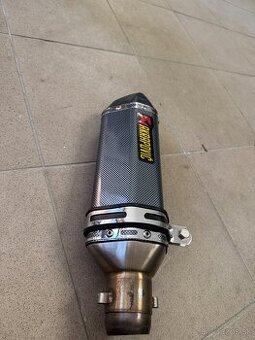 Predam ladeny vyfuk Akrapovic