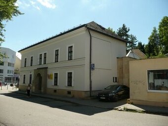 Prenajmeme priestory v centre Prievidze budova banky.