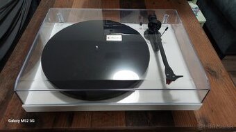 Pro-ject DEBUT CARBON