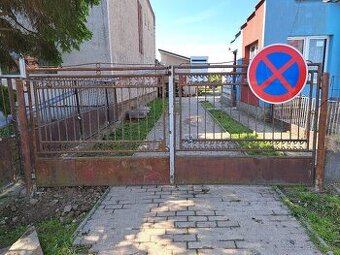 Brána