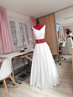 Predám svadobné šaty – elegantné, saténové, veľkosť S/M