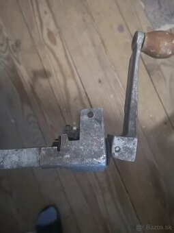 Zatvárač a otvárač na konzervi