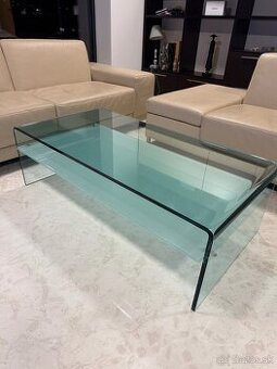 Skleneny konferecny stolik