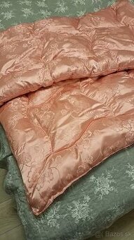 Páperová perina v brokáte