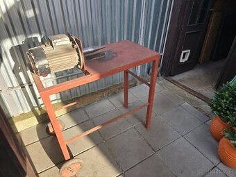 Kužeľová štiepačka dreva