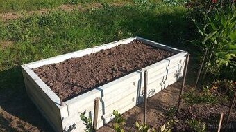 Vyvýšené betónové záhony