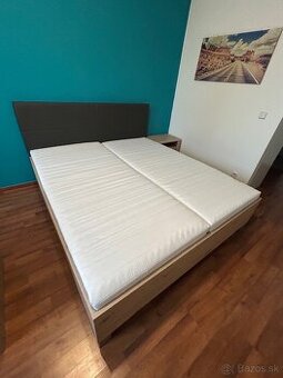 Predám manželskú posteľ s čalúneným čelom