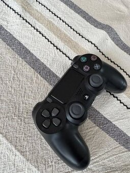 predam ovladac na playstation 4 dualsense v dobrom stave