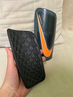 Chrániče na futbal