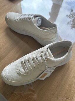 Nové krémové tenisky Geox