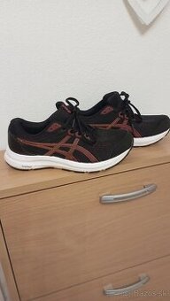Tenisky značky ASICS