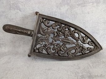 Velmi stará velká podložka pod starou žehličku.