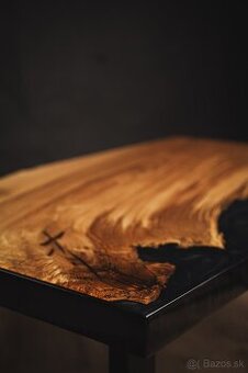 Dubovy epoxidovy stolik