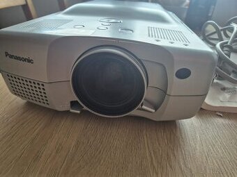 Panasonic PT-L712NTE