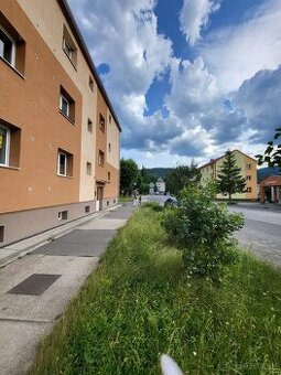 Obrovský 2 izbový byt s balkónom znížená cena