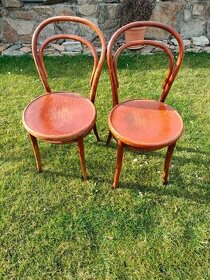 Staré drevené stoličky