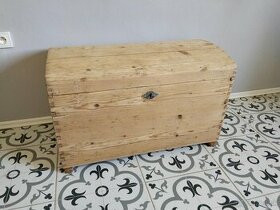 Starý, velký, dřevěný kufr, truhla po renovaci 2