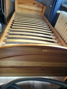 Drevená jednolôžková postel s roštom