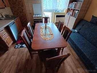 Rozkládací stôl a 6 mohutných stoličiek